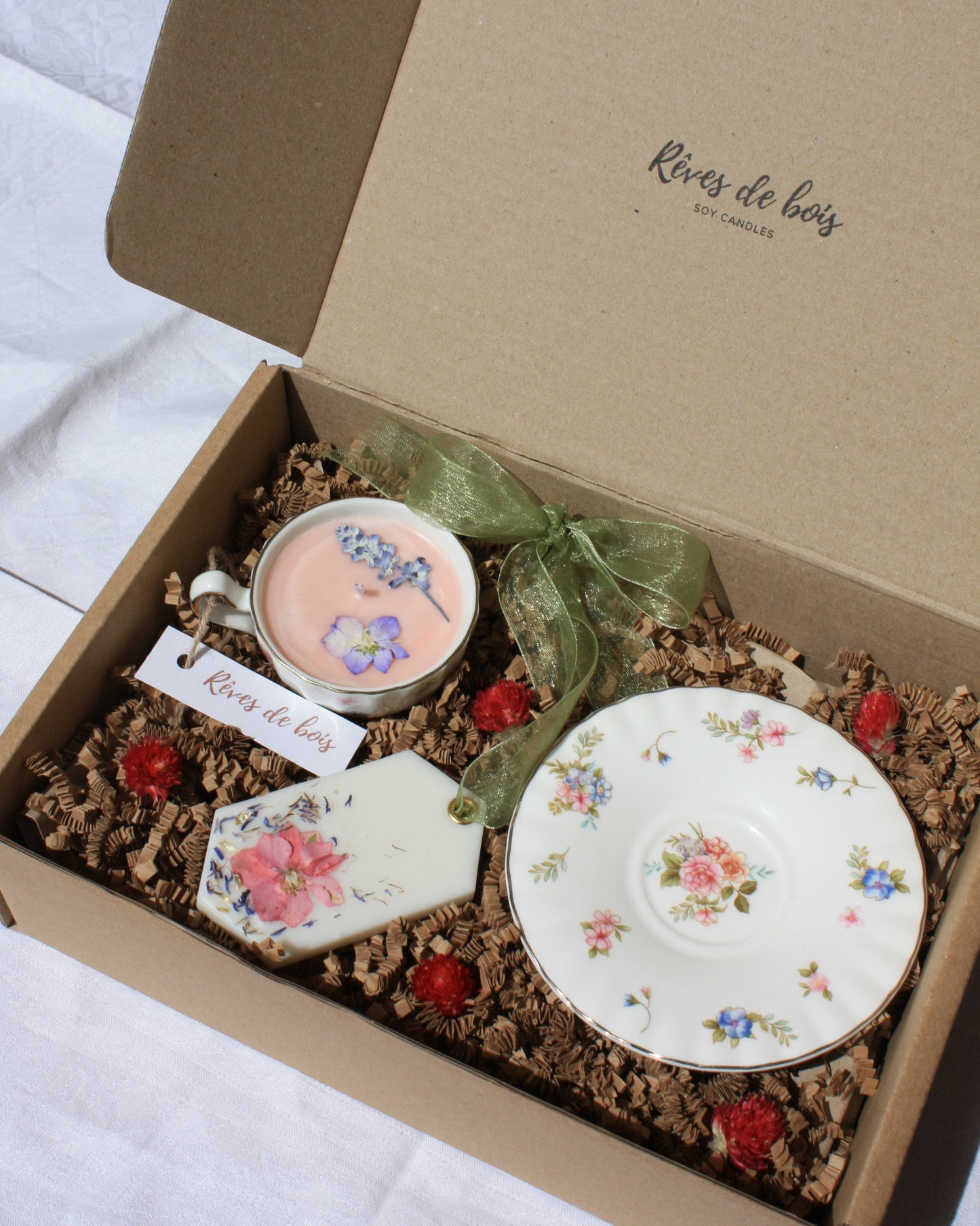 Pack Magnolia: vela en taza + ambientador de armario