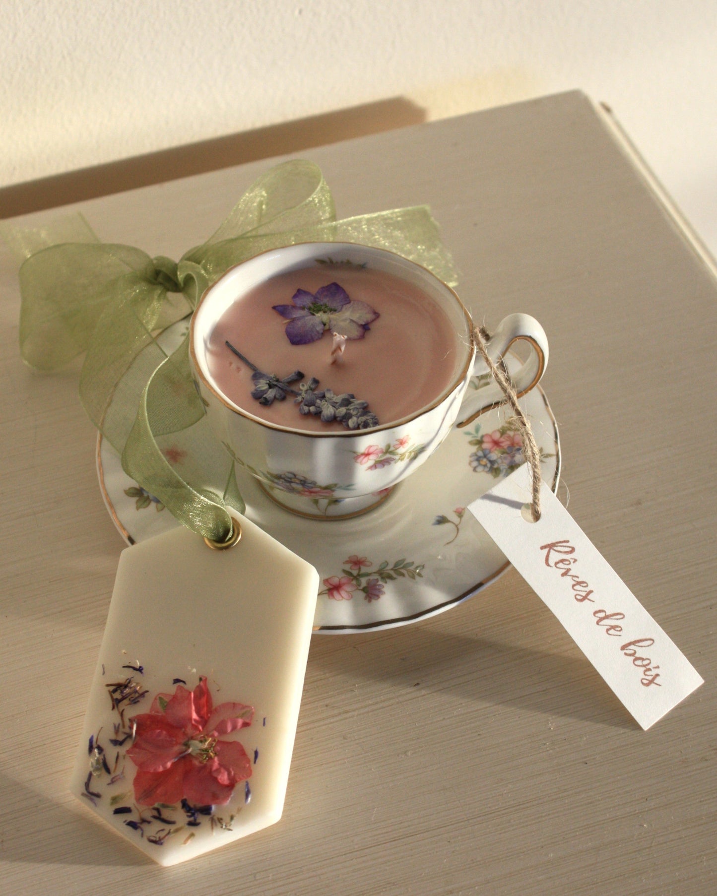 Pack Magnolia: vela en taza + ambientador de armario