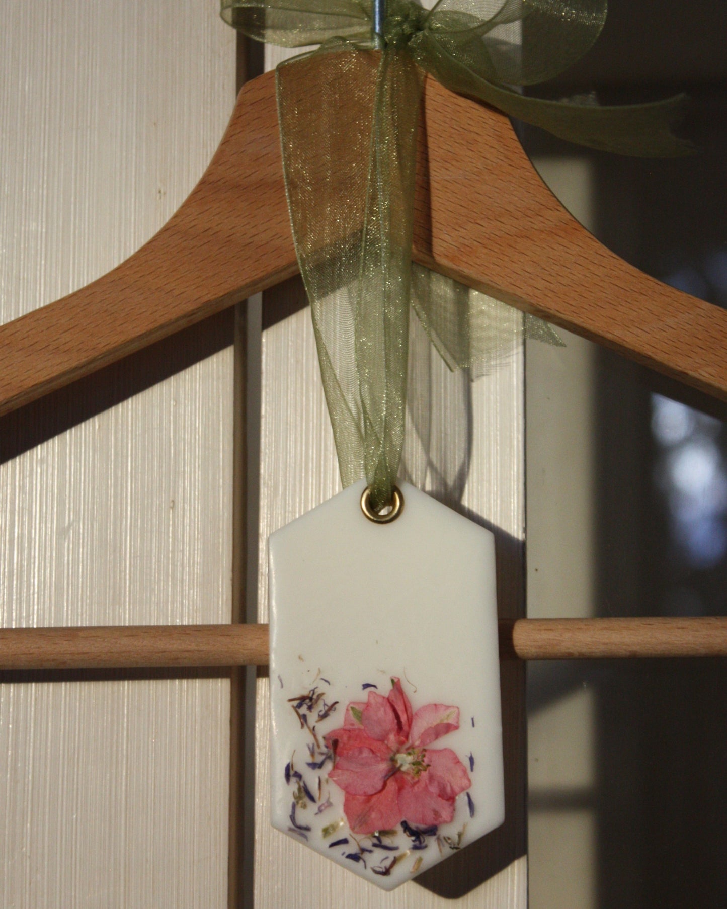 Pack Magnolia: vela en taza + ambientador de armario